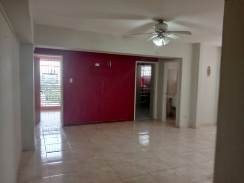 Se Vende Comodo Apartamento Ubicado En La Torre Venaragua, Piso Medio, 007jsc