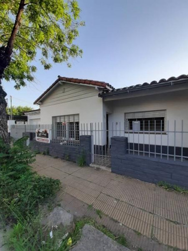 Chalet En Venta. Moron. 3 Ambientes. Refaccionada A Nueva