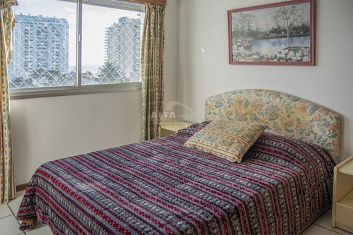 Imagen 12 de 18 de Apartamento De 3 Dormitorios Con Parrillero En Venta, Edif. Cap Breton. Playa Mansa.