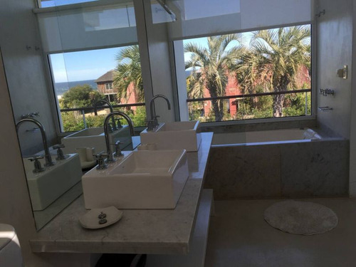 Casa En Venta De 3 Dormitorios En Punta Piedras (ref: Bpv-5668)