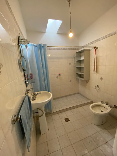 Excelente Casa C/ Cochera Para 2 Vehículos Y Hermoso Jardín.