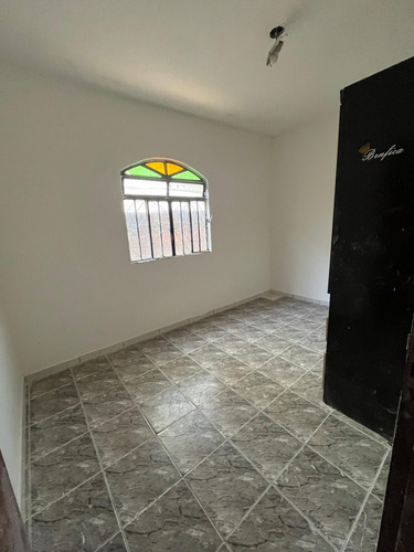 Casa Com 3 Quartos, Cozinha, Sala, 2 Banheiros, Varanda.
