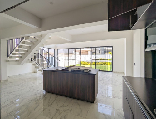 Casa Con Alberca En Venta En Fraccionamiento En Oaxtepec, Morelos
