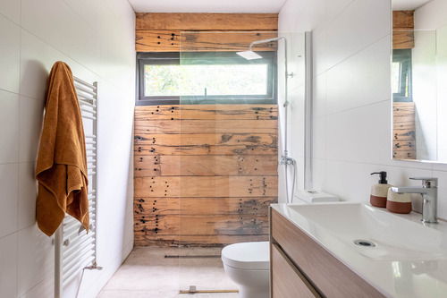 Casa Con Un Diseño Único Y Amplios Espacios