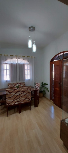 Chácara No Centro De Faria Lemos/mg Com 700m2, Com 2 Casas Uma Grande Em Alto Padrão E Uma Casa Menor, Com Piscina E Área Goumet E Pomar Com Muitas Frutas, Pronta Para Morar