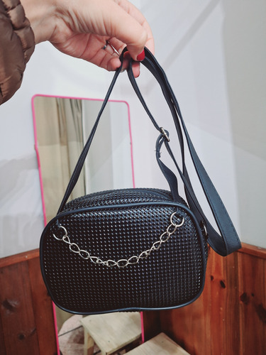 Cartera Tipo Bandolera Cuerina Para Colgar O Cruzar Negra Pintitas Pintitas Relieve Acero Negro