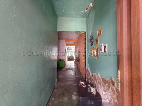 Raiza Suarez Vende Terreno Comercial Al Oeste De Barquisimeto,- 2 4 2 4 3 5 5-. Amplio Terreno Con Mucho Potencial, Casa Rural Para Remodelar Al Gusto, Se Encuentra En Plena Esquina Aprovecha!!!