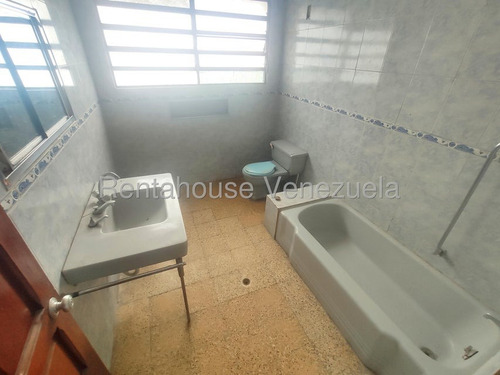 Amplia Casa De 2 Niveles ,para Remodelar A Su Gusto En Venta Ubicada En El Paraíso 25-17760