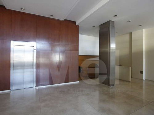 Excelente 3 Ambientes Con Cochera, Piso Alto, Muy Luminoso.