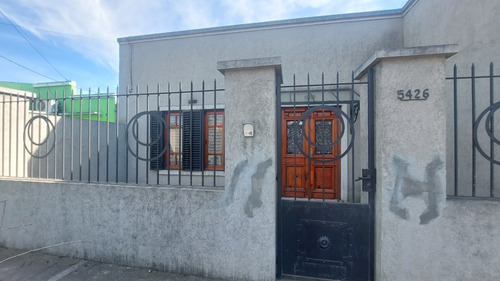 Casa 2 Dormitorios Con Parque Y Cochera