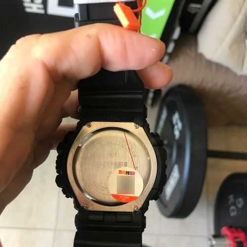 Reloj de pulsera Skmei 1637 de cuerpo color negro, analógico-digital, para hombre, fondo negro, con correa de poliuretano color negro, agujas color verde y negro y blanco, dial amarillo y blanco, subesferas color negro, minutero/segundero blanco, bisel color negro, luz verde y hebilla doble
