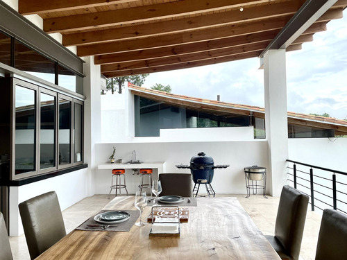 Excepcional Casa En Venta En Avándaro, Con Vista Al Lago.