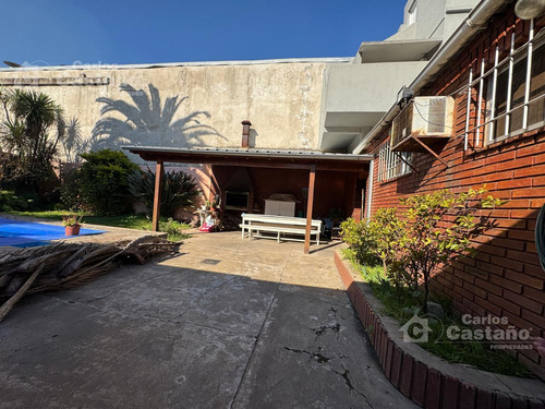 Casa En Altos De 3 Amb Con Quincho, Piscina Galpón/local Sótano.