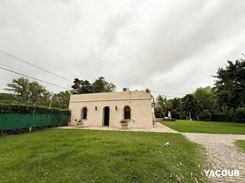 Casa En Venta - 3 Dormitorios 3 Baños - 2.100mts2 - Villa Elisa