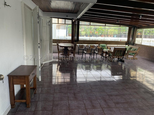 Interesante Apartamento De Un Área Total De 248,28, Distribuidos En Tres Ambientes, Áreas Sociales Y Habitaciones De 101,83 Y 146,45 De Terraza Y Jardín. Esta En Chacao