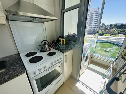 Alquiler De Apartamento De 3 Dormitorios + Dependencia En Amplia Planta En Playa Brava