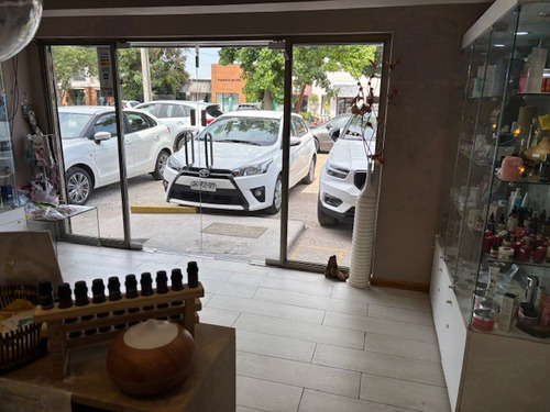 Local Comercial En Las Tranqueras A Pasos De Avda. Vitacura.