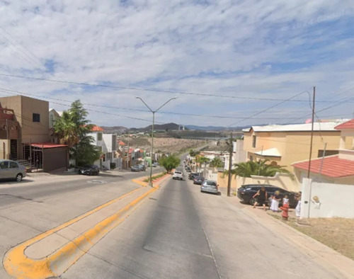 Espectacular Casa De Dos Niveles Ubicada En Calle Fuente Trillenium, Colonia Las Fuentes I, Delegacion Chihuahua, Chihuahua Cm