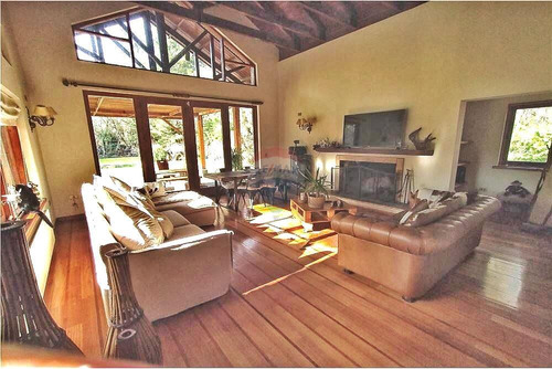 Se Vende Amplia Casa Av. Las Rastras.