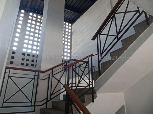 Espacioso Edificio En Alquiler En San Martin #24-6186 Hh