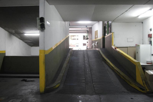 Cochera En Barrio Norte