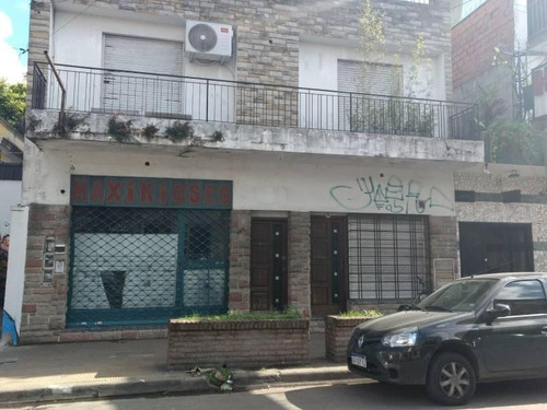 Imagen 2 de 4 de En Block 2 Locales Mas Departamento A Mts. De La Universidad Moron Venta