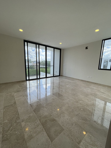 Casa De 4 Recámaras Dentro De Privada Cerca De La Isla, En Cholul
