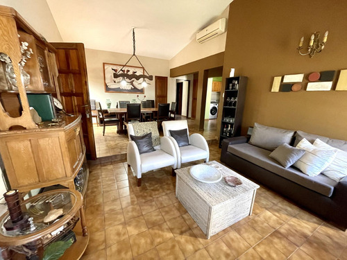 Vendo Casa 4 Dormitorios Mas Escritorio. Cochera Para 2 Autos