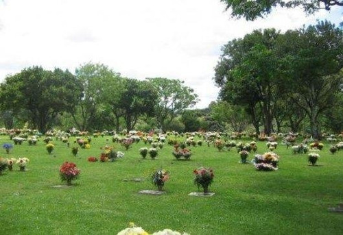 Imagem 3 de 3 de Jazigo Sem Uso No Cemiterio Parque Iguaçu Com Lapide