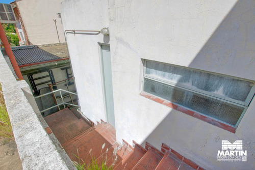 Galpón De 500m2 Con Tres Oficinas Y Vestuarios - Olivos