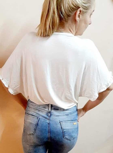 Remera De Dama Con Detalle En Las Mangas