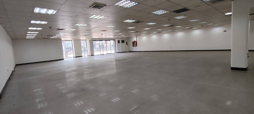 Local Comercial En Alquiler De Esquina En La Av Las Ferias Muy Cerca De La Av. Lara De 1.200 M2, Ideal Para Concecionario De Motos, Vehiculo, Muebleria, Ferreteria, Supermercados, Etc. Rp.