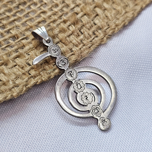 Dije Chokurei 7 Chakras En Plata 925 Amarrarte Joyas Plata 925 - Tamaño 32x20mm