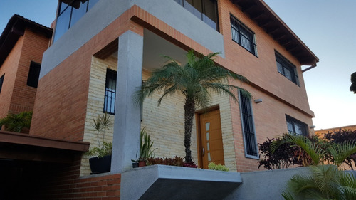 Imagen 1 de 30 de Los Naranjos Espectacular Calle Privada. Vigilancia. 350mts 6h6b4p Instagram:@inmuebleslosnaranjos 04143057302 04142695974