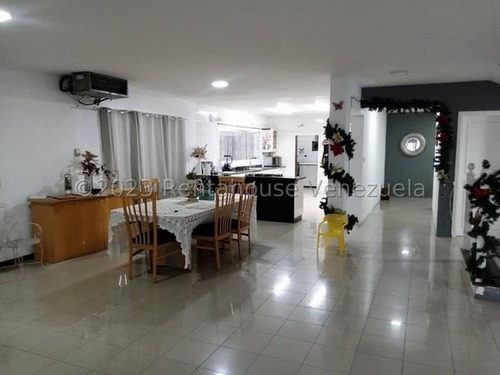 Moderna Casa En Alquiler Exclusiva Para Uso Comercial, Con Excelente Distribución En Sus Dos Plantas  Anque Subterraneo De 18000 Lts Con Hidroneumatico Y Filtro Pasteur, Pisos Porcelanato. La Viña 