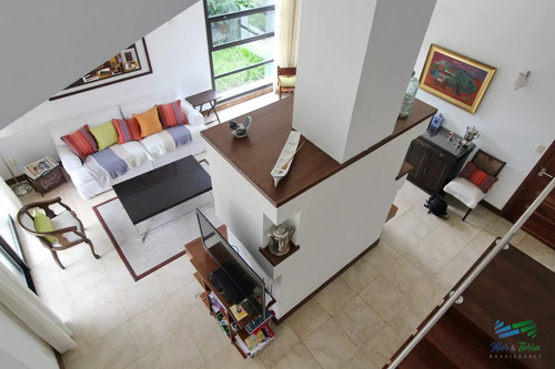 En Alquiler!! Moderna Casa Ubicada A 1 Cuadra Del Mar, Con Vista Parcial Desde El Dormitorio Principal.