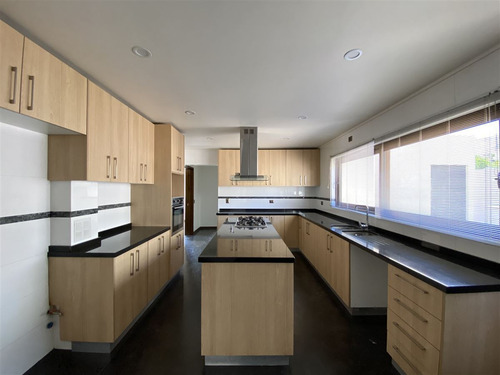 Casa En Venta De 4 Dorm. En Colina