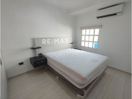 Townhouse En Conjunto Residencial La Rosaleda, Urbanizacion Sabanamar, Isla De Margarita