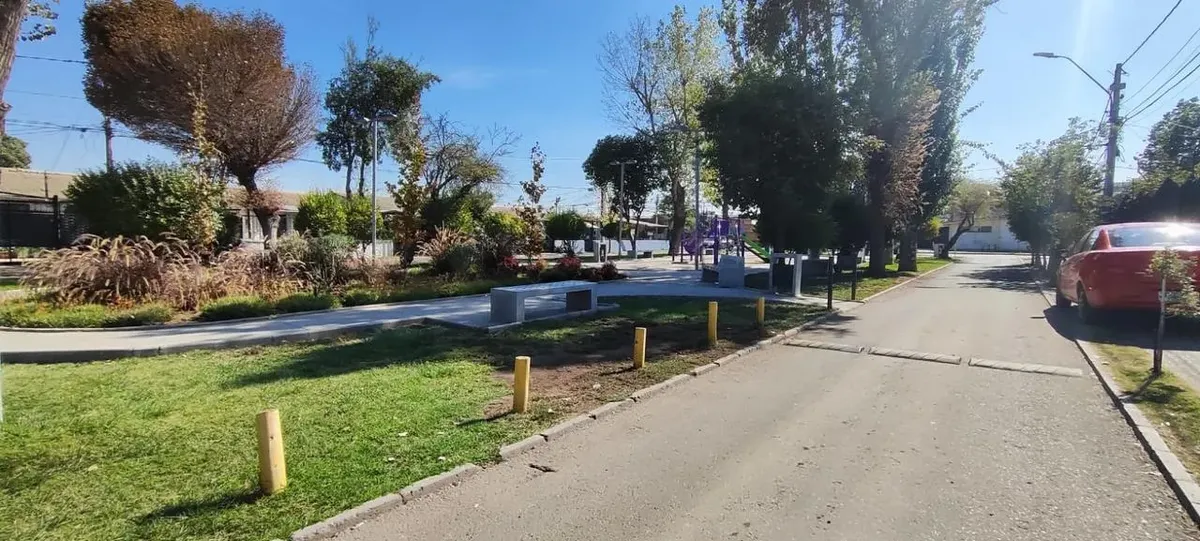 Imagen 4 de 18 de Amplia Casa En Pasaje Tranquilo Frente A Plaza