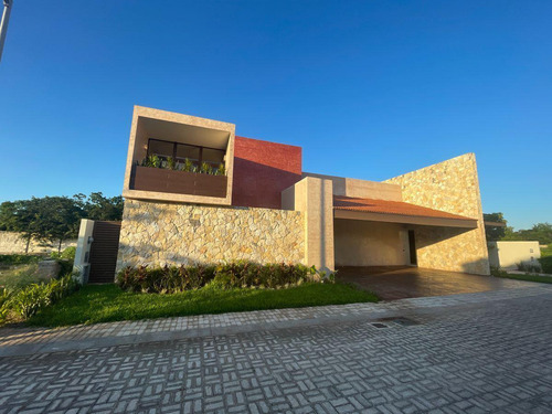 Casa En Venta Merida, Temozon Norte En Privada, Mod. Aurora, Entrega Inmediata.