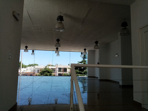 Local Comercial Sobre Av. Italia. Excelente Estado