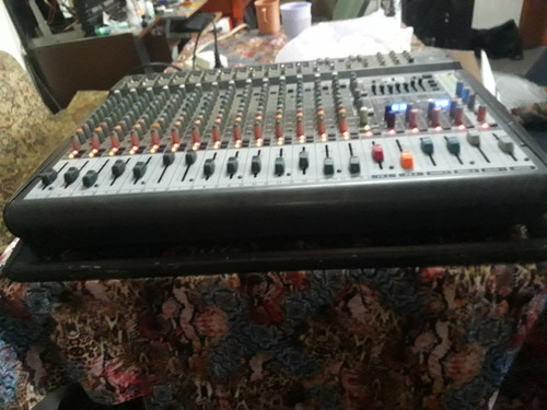 Consola Potenciada Behringer Europower Pmp6000 20 Canales (Usado)