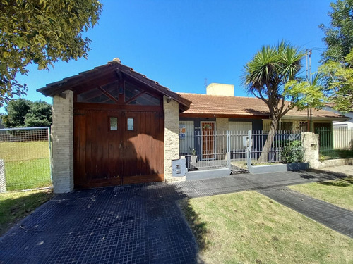 Chalet En Venta De 2 Dormitorios C/ Cochera En Barrio Zacagnini