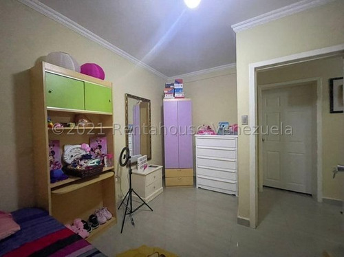 Imagen 8 de 10 de Cómoda Y Segura Casa, Construcción De Primera Y Elegantes Acabados, Resalta Su Cocina Estilo Italiana. Circuito Cerrado. #22-10935