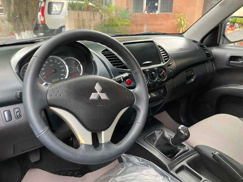 Imagen 9 de 13 de Mitsubishi L200 2015 2.4 Cabina Doble 4x2 Mt