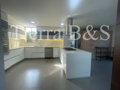 Lujosa Residencia: Confort Y Elegancia Por $13.900.000 Incluida Administración, San Simón