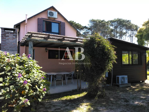 Hermosa Casa En Zona Parque Público - Punta Del Diablo