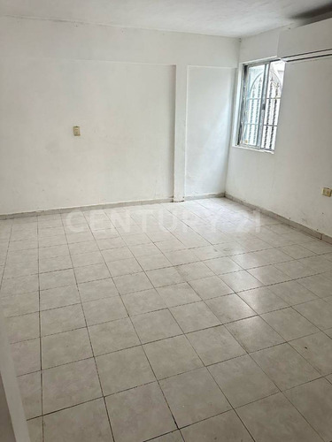 Casa En Venta En Col. Hacienda Los Cantu En Escobedo