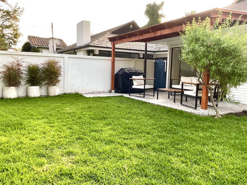 Casa En Venta De 4 Dorm. Remodelada En Las Condes