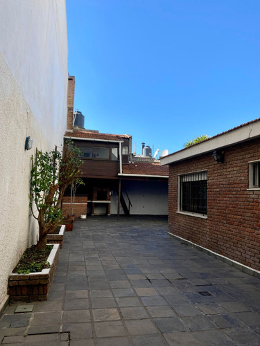 Vendo Casa De 2 Dormitorios + Estudio, 3 Baños, Garaje, Barbacoa Con Parrillero Y Horno, Zona Pocitos, Acepta Banco.